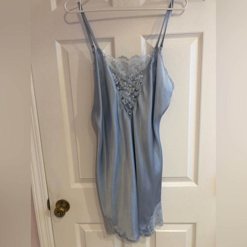 Vintage 1990’s Kathie Lee Women’s Short Lace Lingerie Nightgown, Light Blue Lace